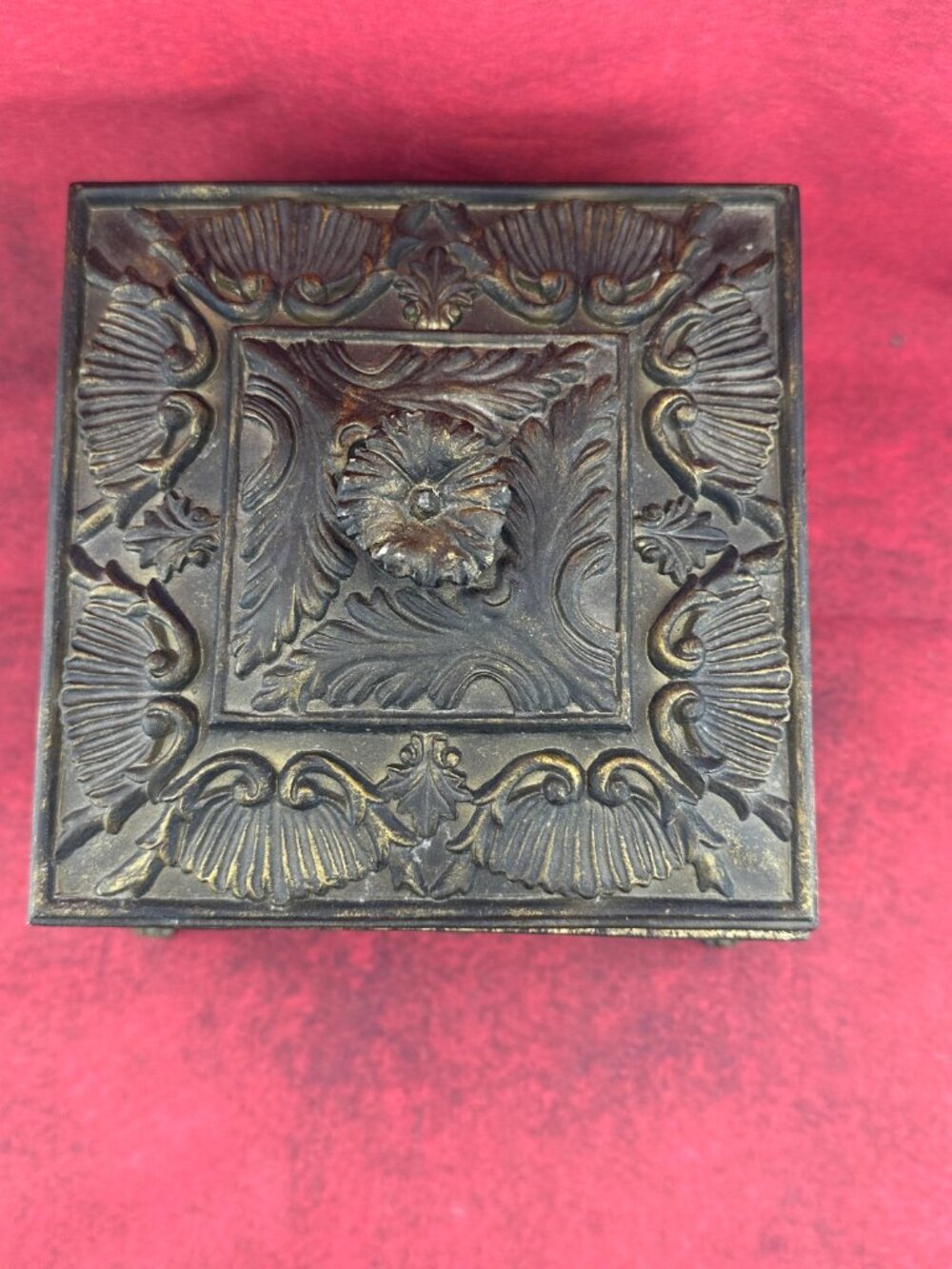 VINTAGE FOOTED JEWELRY RESIN DECORATED WITH FLORAL RELIEFS SQUARE BOX - Picture 6 of 12